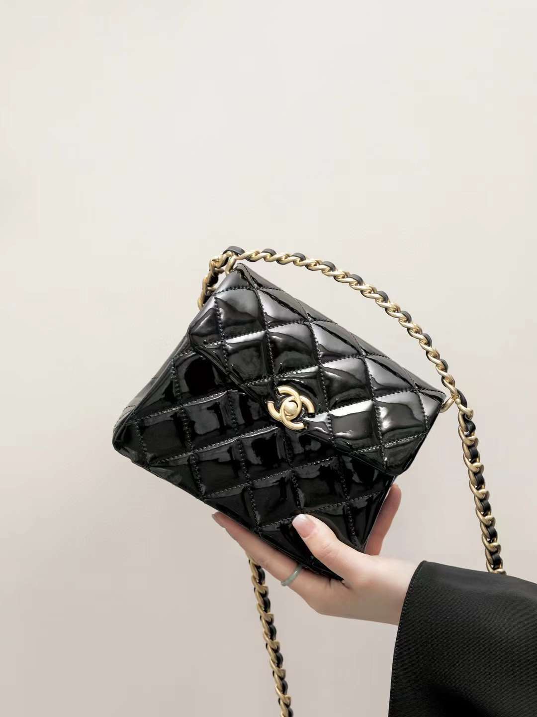 CHANEL 24S 31 RUE CAMBON 漆皮手柄口蓋包