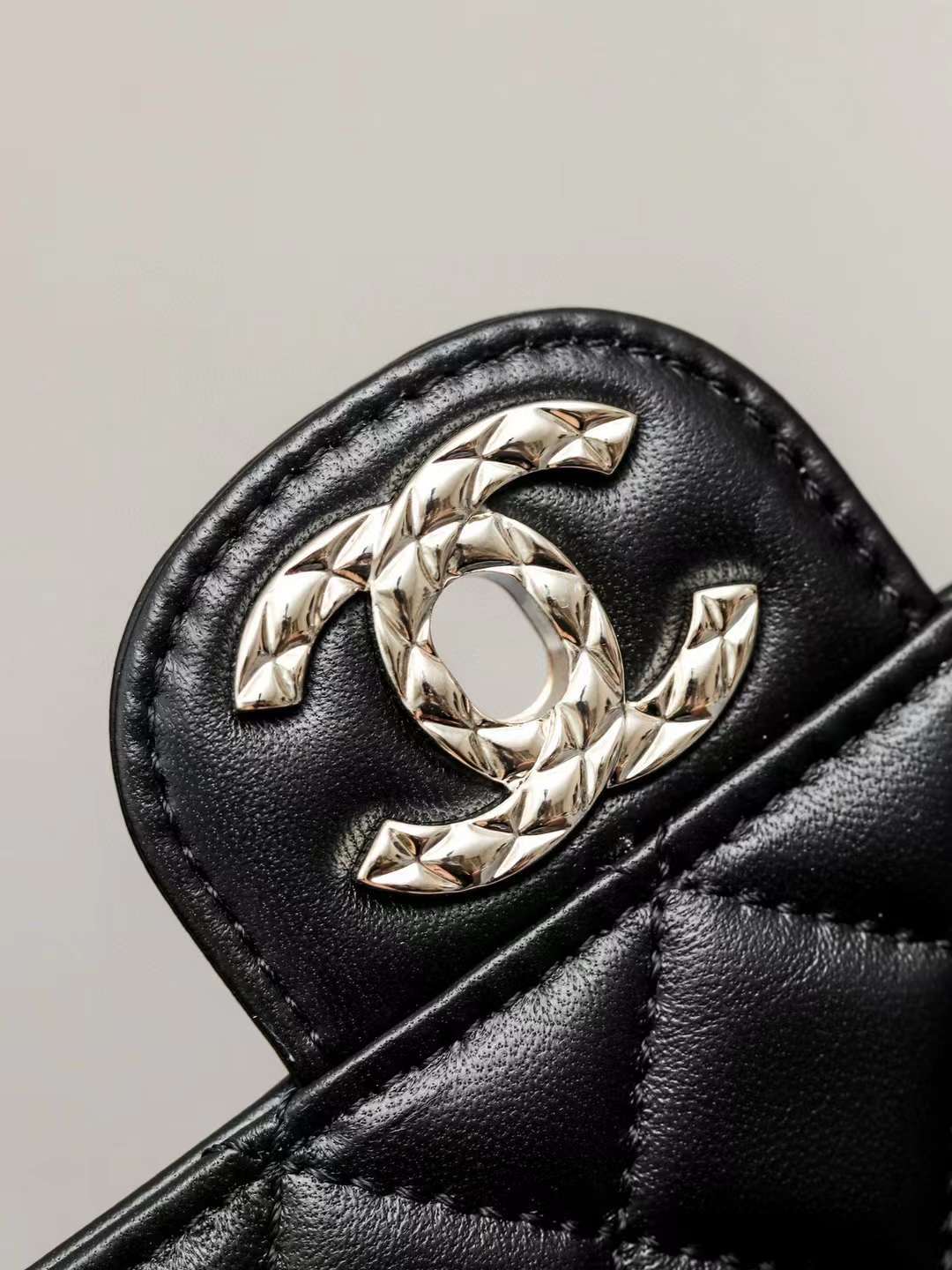 CHANEL 24A CF 金屬手挽口蓋包