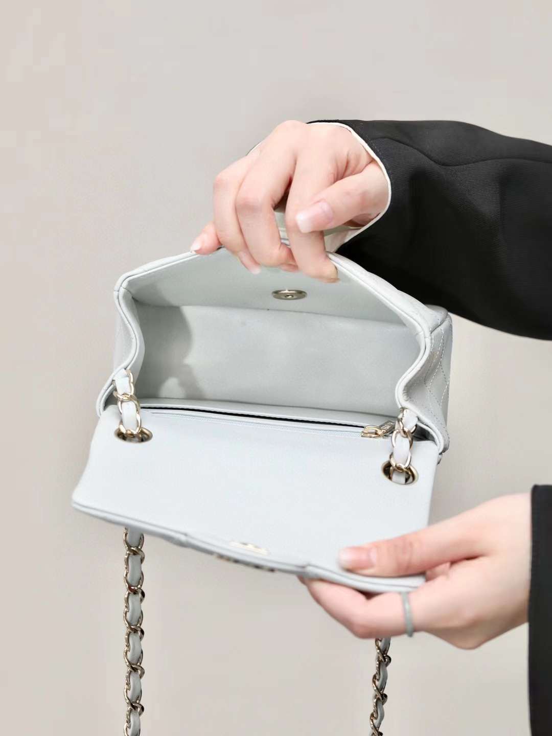 CHANEL 24A CF 灰色金釦羊皮口蓋包 方胖子 17CM