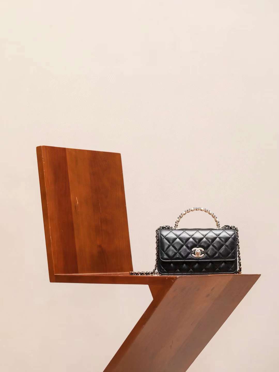 CHANEL 24P 金屬珍珠手腕橫版 KELLY WOC 黑色