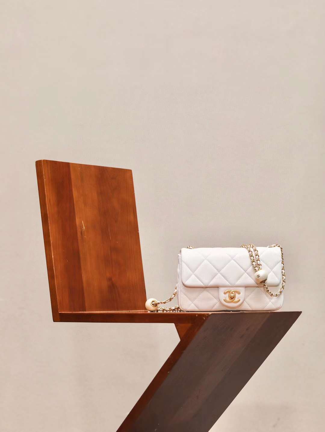 CHANEL 24S 珍珠調節釦CF羊皮口蓋包 方胖子/大MINI 白色