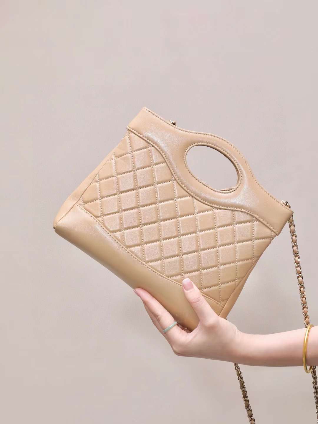 CHANEL 31 BAG 豎版小號 油蠟羊皮經典側背包 杏色