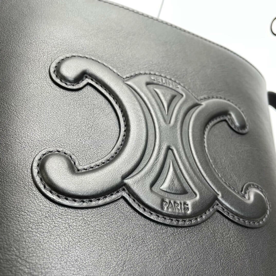 CELINE CUIR TRIOMPHE 小型BUCKET 牛皮水桶包 (兩色)