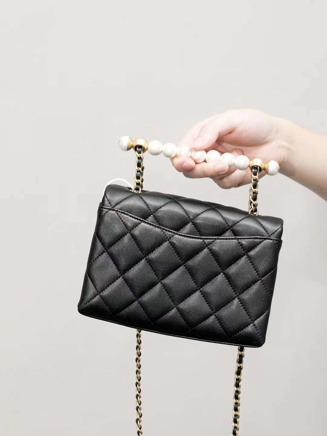 CHANEL 24A 珍珠橫手柄口蓋包 黑色