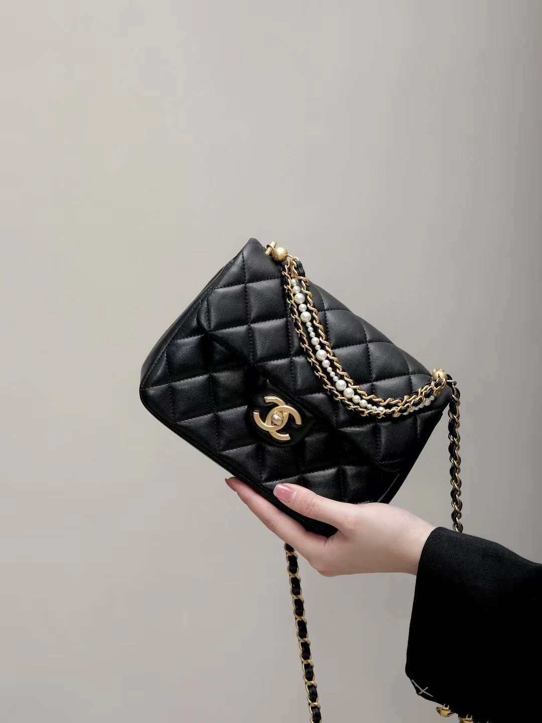 CHANEL 24P CF 珍珠鏈條羊皮口蓋包 方胖子/大MINI 黑色