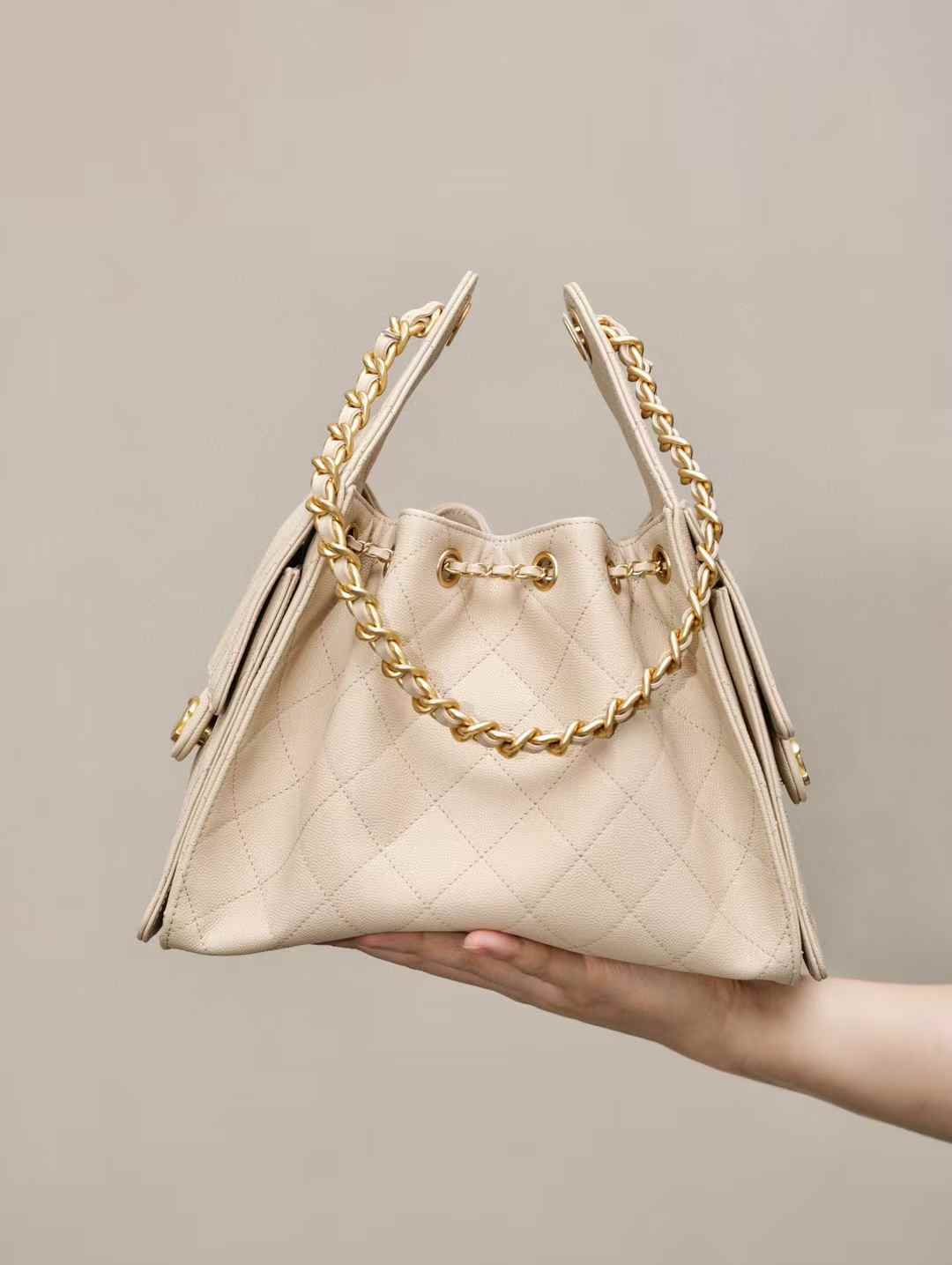 CHANEL 25C hobo 抽繩水桶包 杏色魚子醬