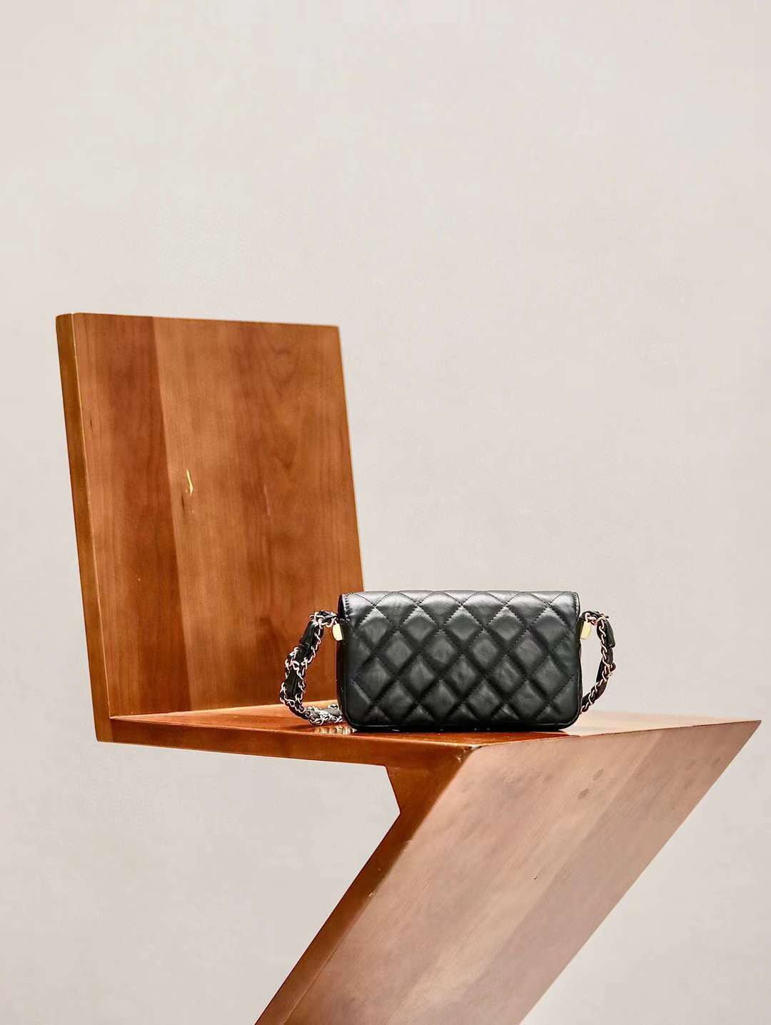 CHANEL 23K 粗鏈條19BAG牛皮法棍包 17CM 黑色