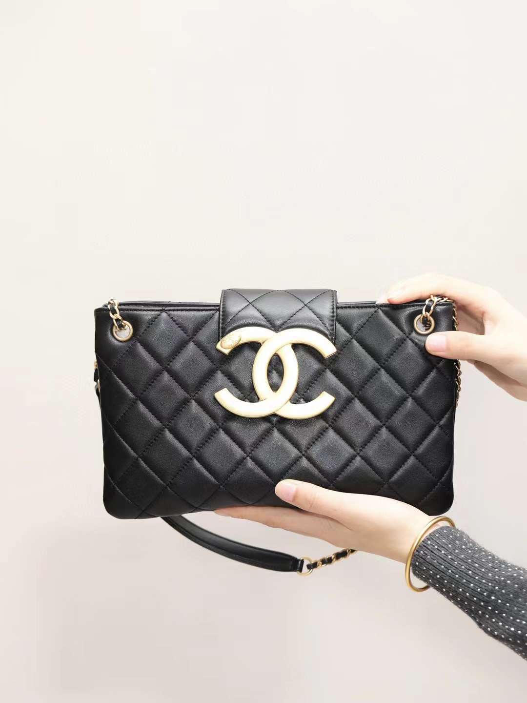 CHANEL 24C 大LOGO 橫款斜背包 大號 黑色