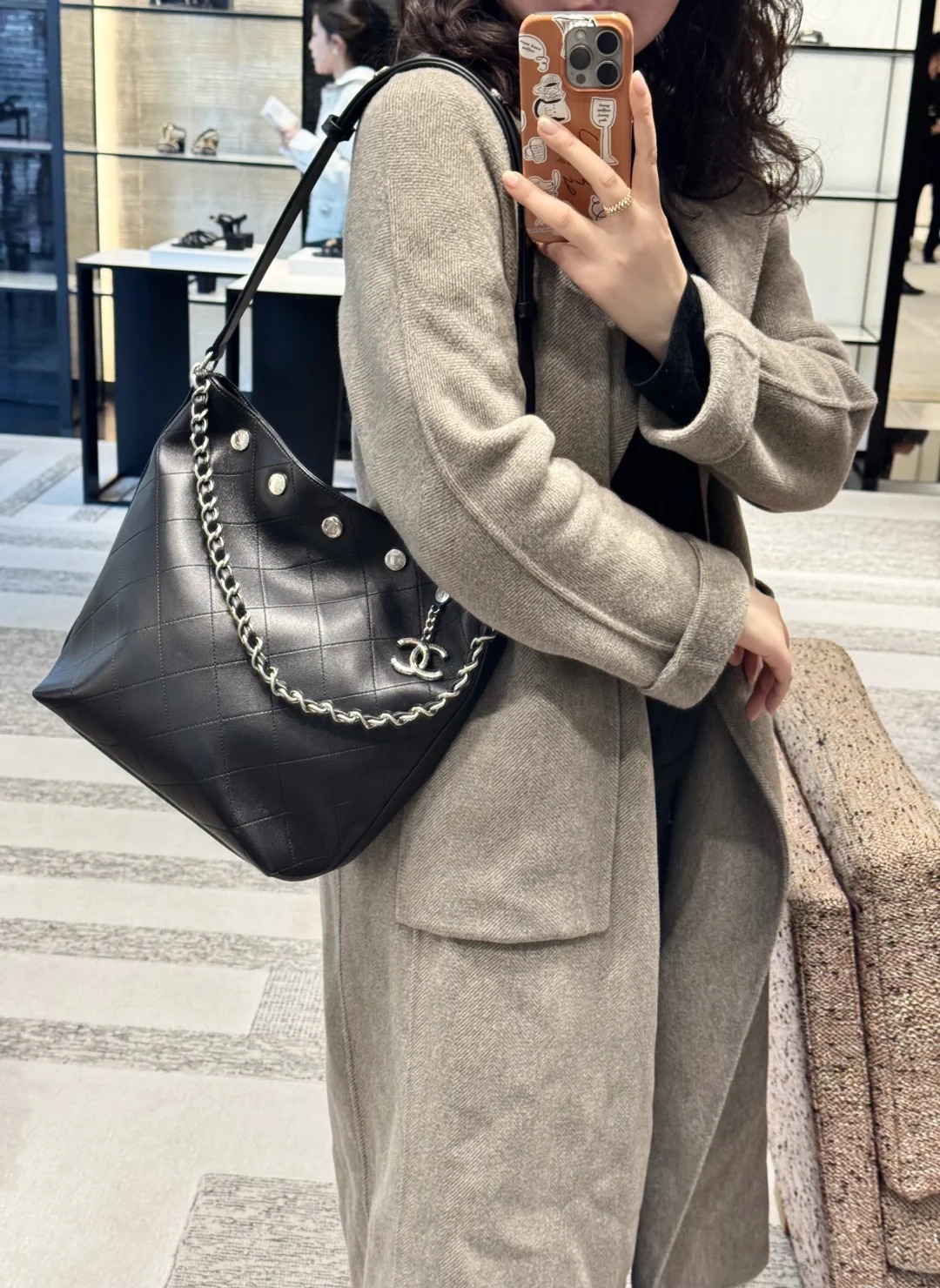 CHANEL 25P小香金幣hobo水桶包 黑銀