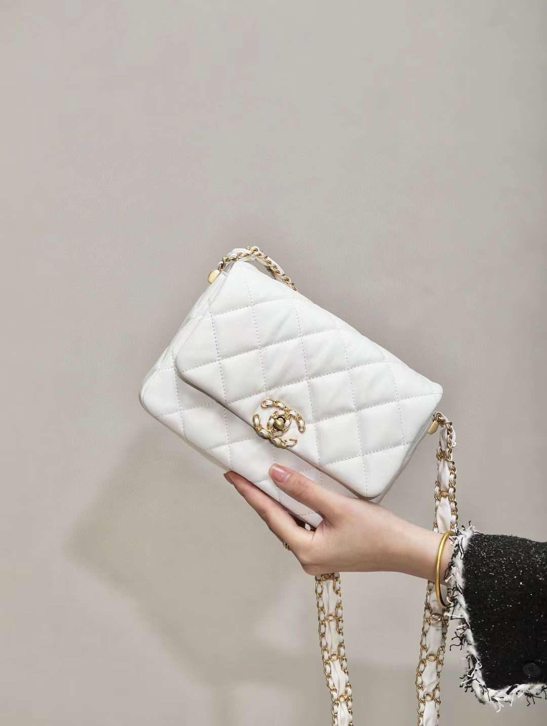 CHANEL 23K 粗鏈條19BAG牛皮豆腐包 21CM 白色
