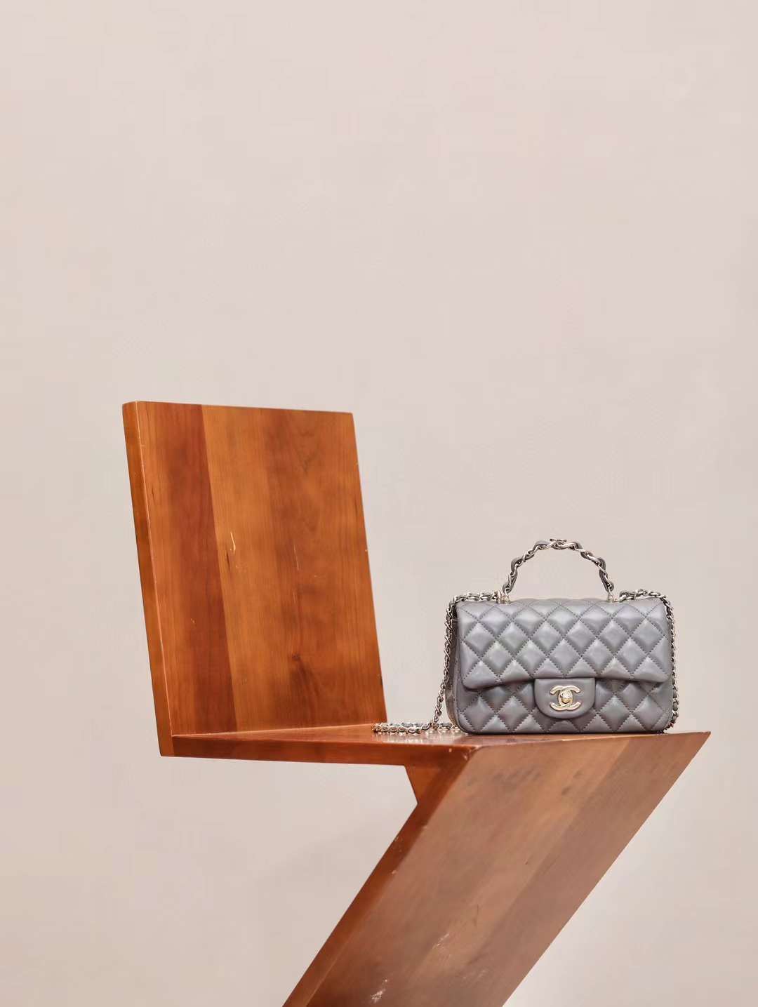 CHANEL 23K 手腕羊皮CF口蓋包 灰色