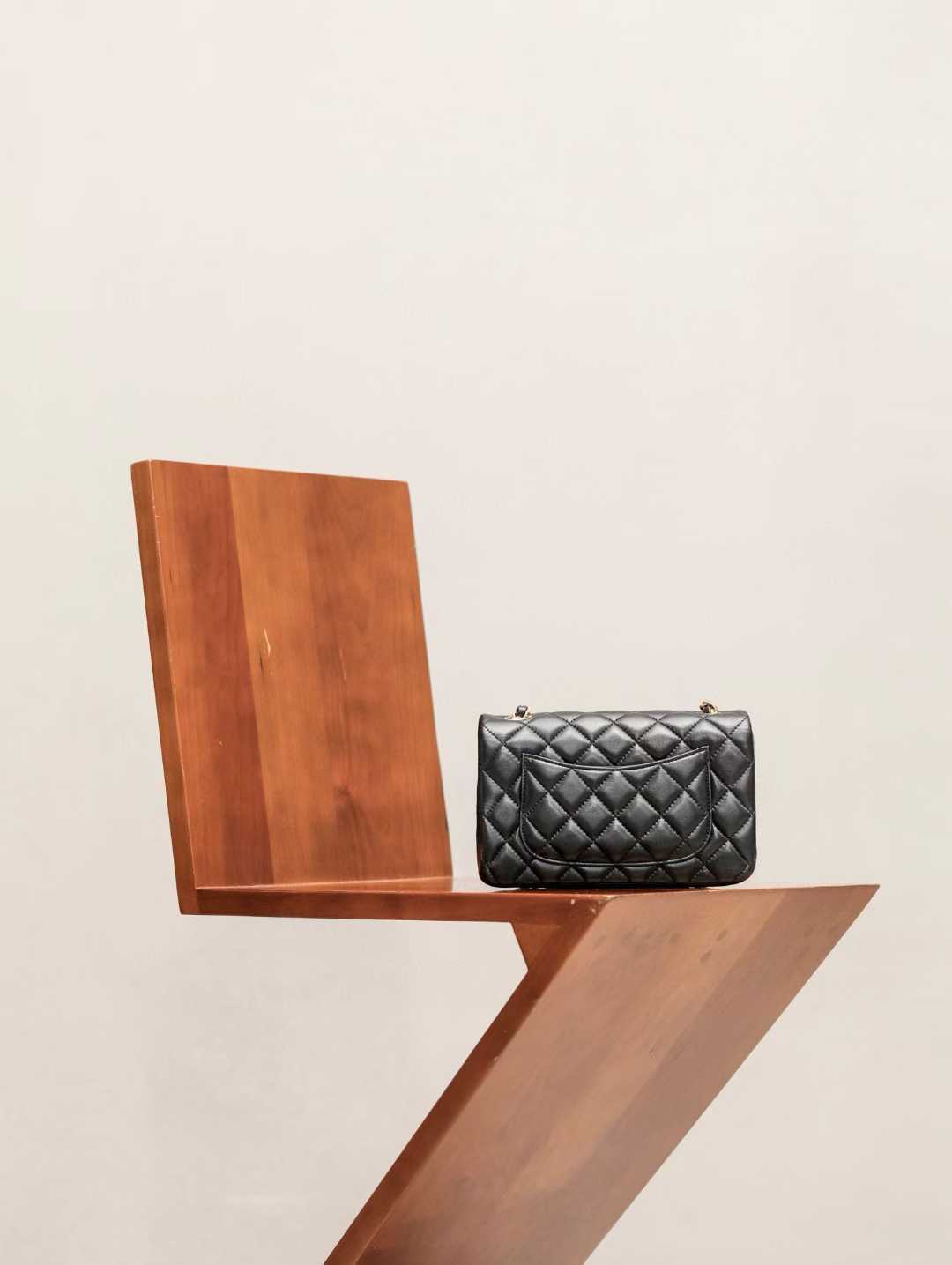 CHANEL 大 MINI 羊皮