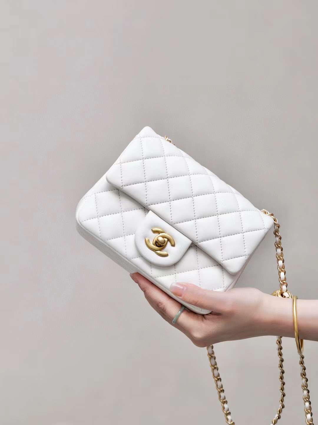 CHANEL 24S 經典CF金球方胖子 白色羊皮口蓋包 17/20