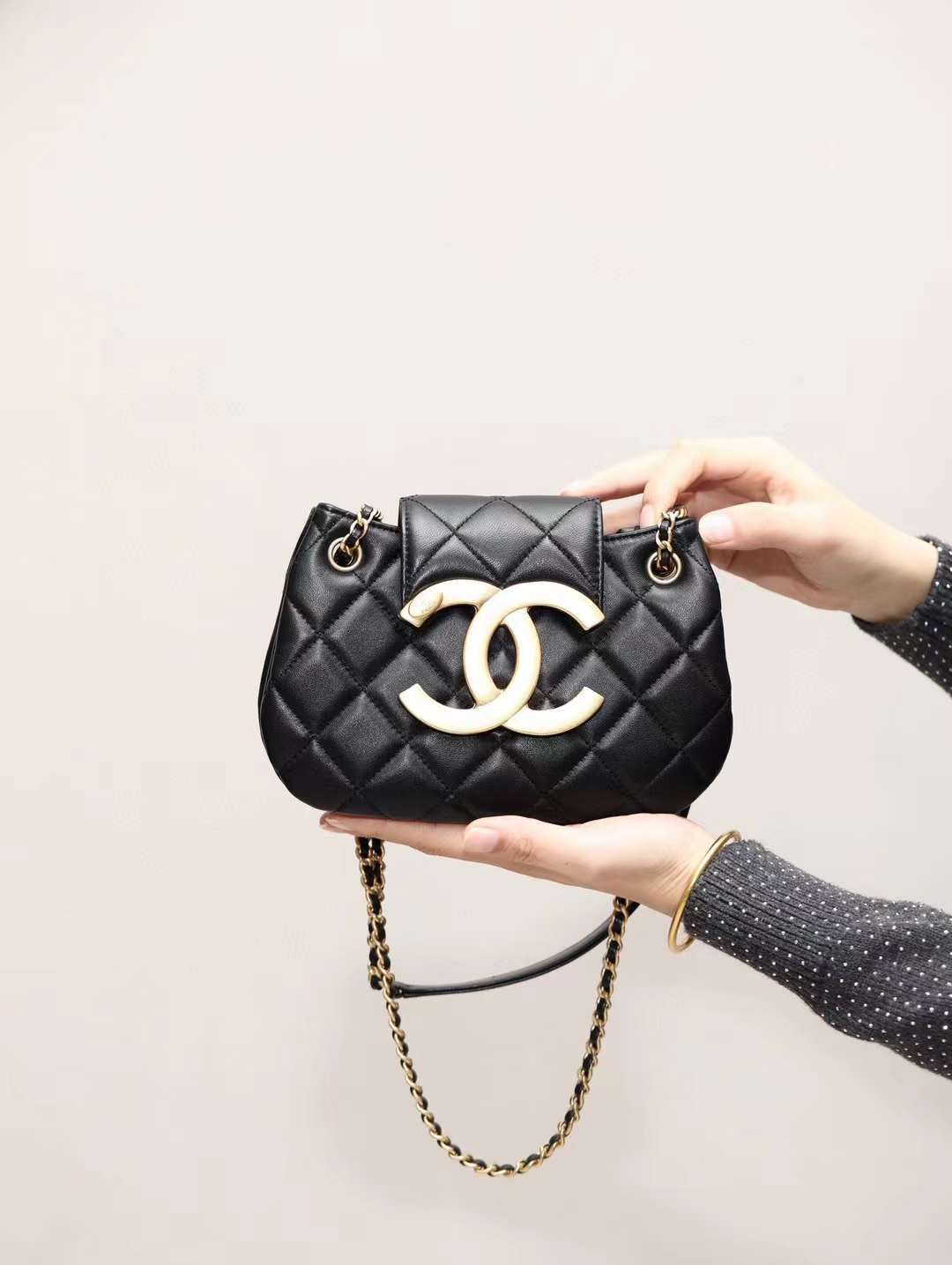 CHANEL 24C 大LOGO 郵差包 黑色