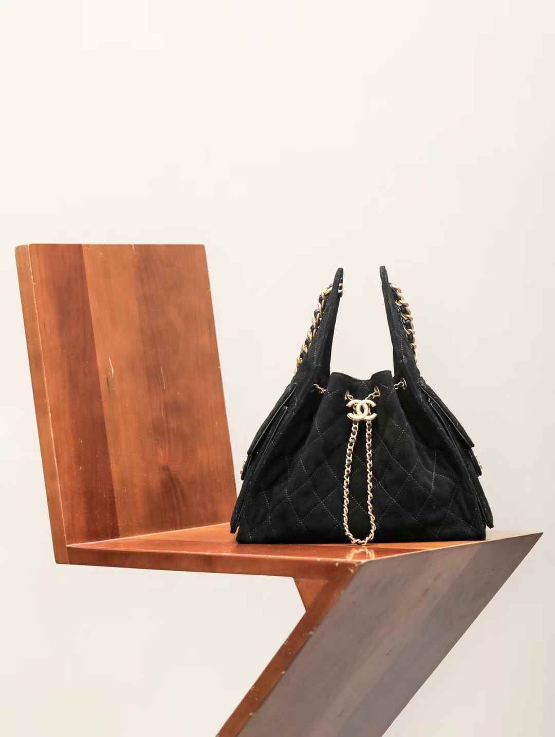 CHANEL早春系列 25C HOBO 肩背包 黑色麂皮 暗夜閃亮登場 !! 大/小兩種尺寸