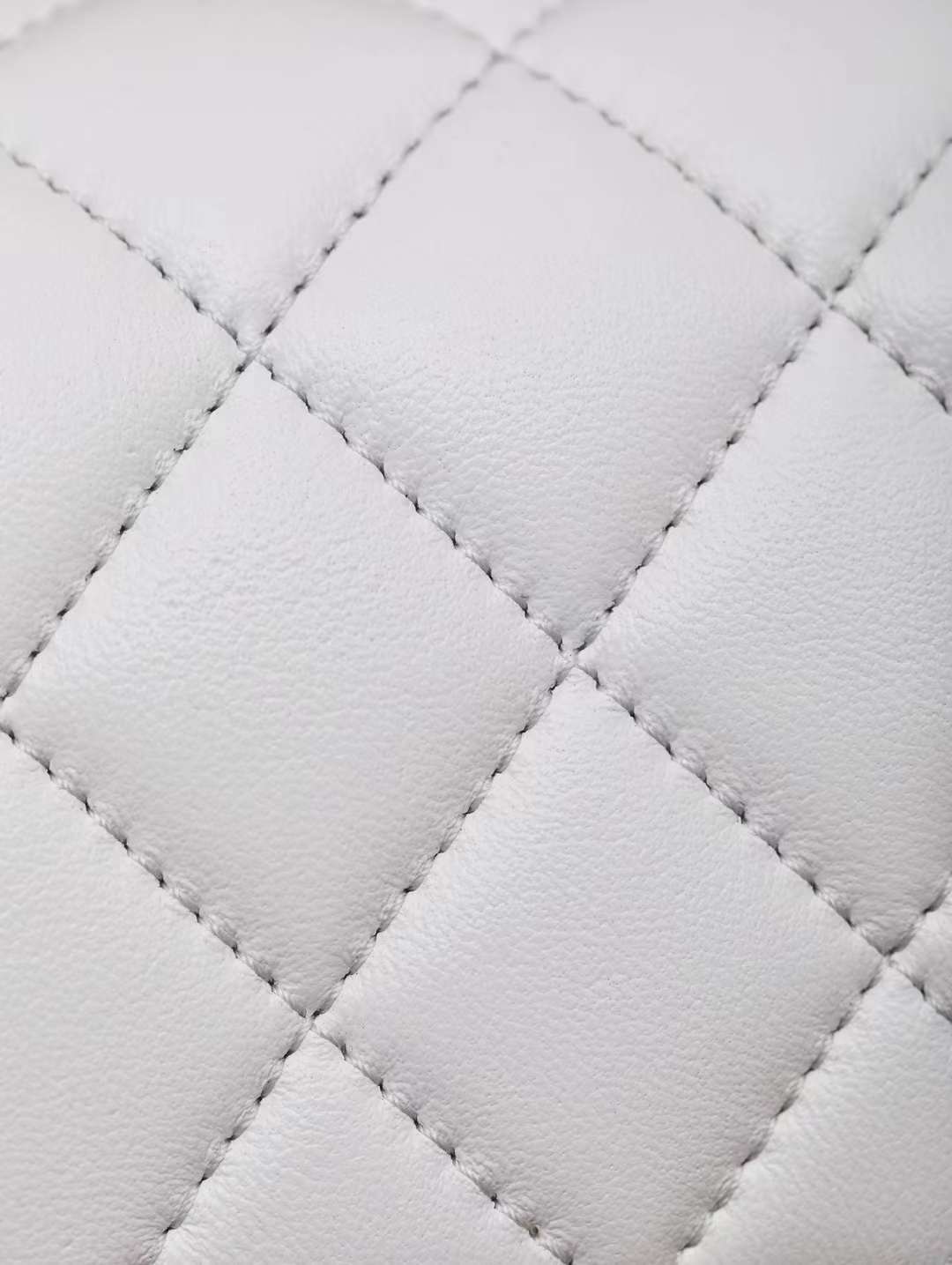 CHANEL 24S 經典CF金球方胖子 白色羊皮口蓋包 17/20