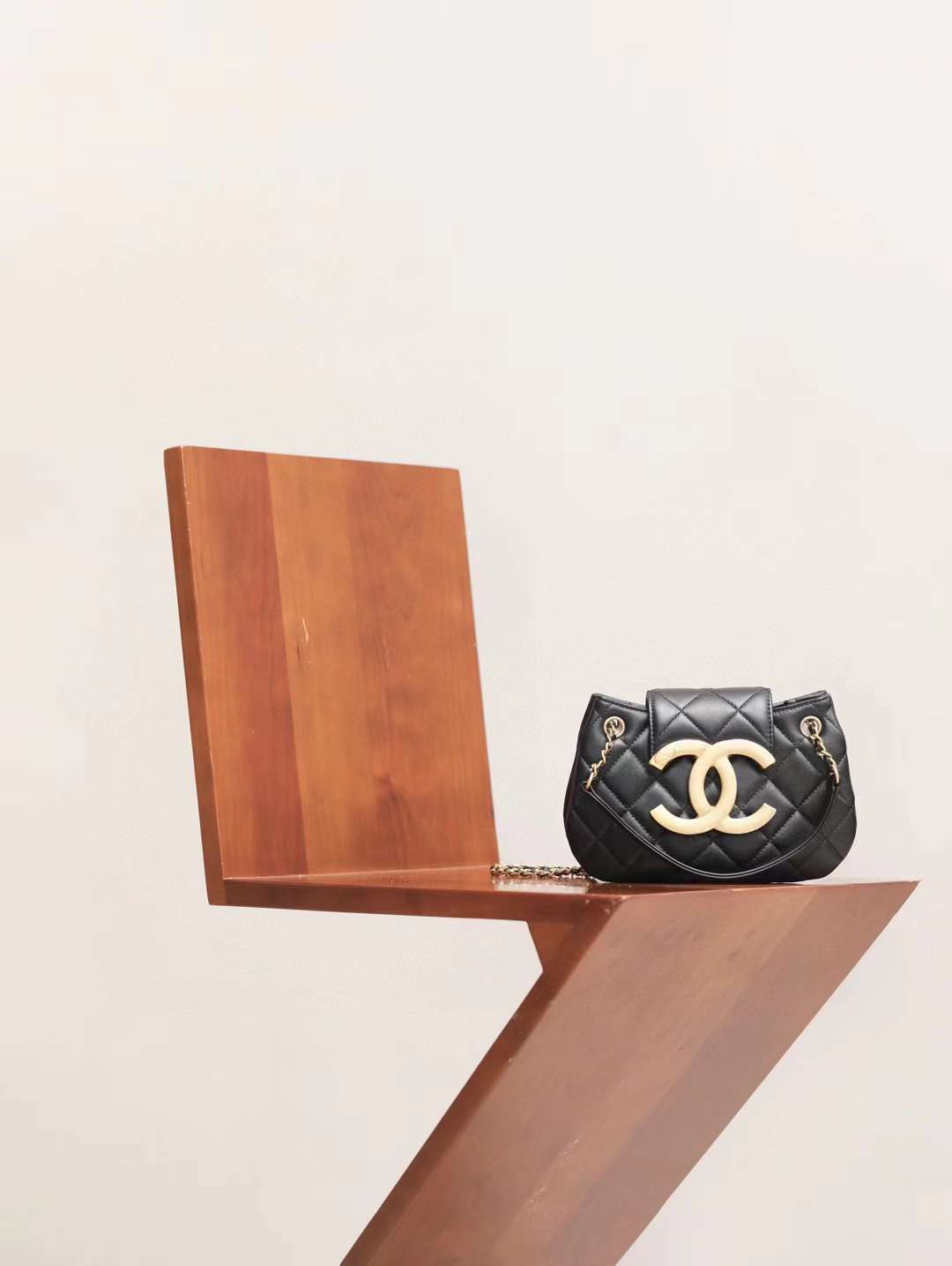 CHANEL 24C 大LOGO 郵差包 黑色