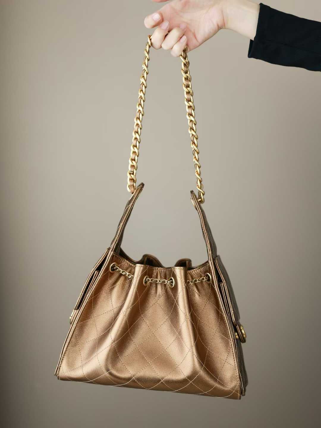 Chanel 25C hobo 抽繩水桶包 早春系列 金色魚子醬