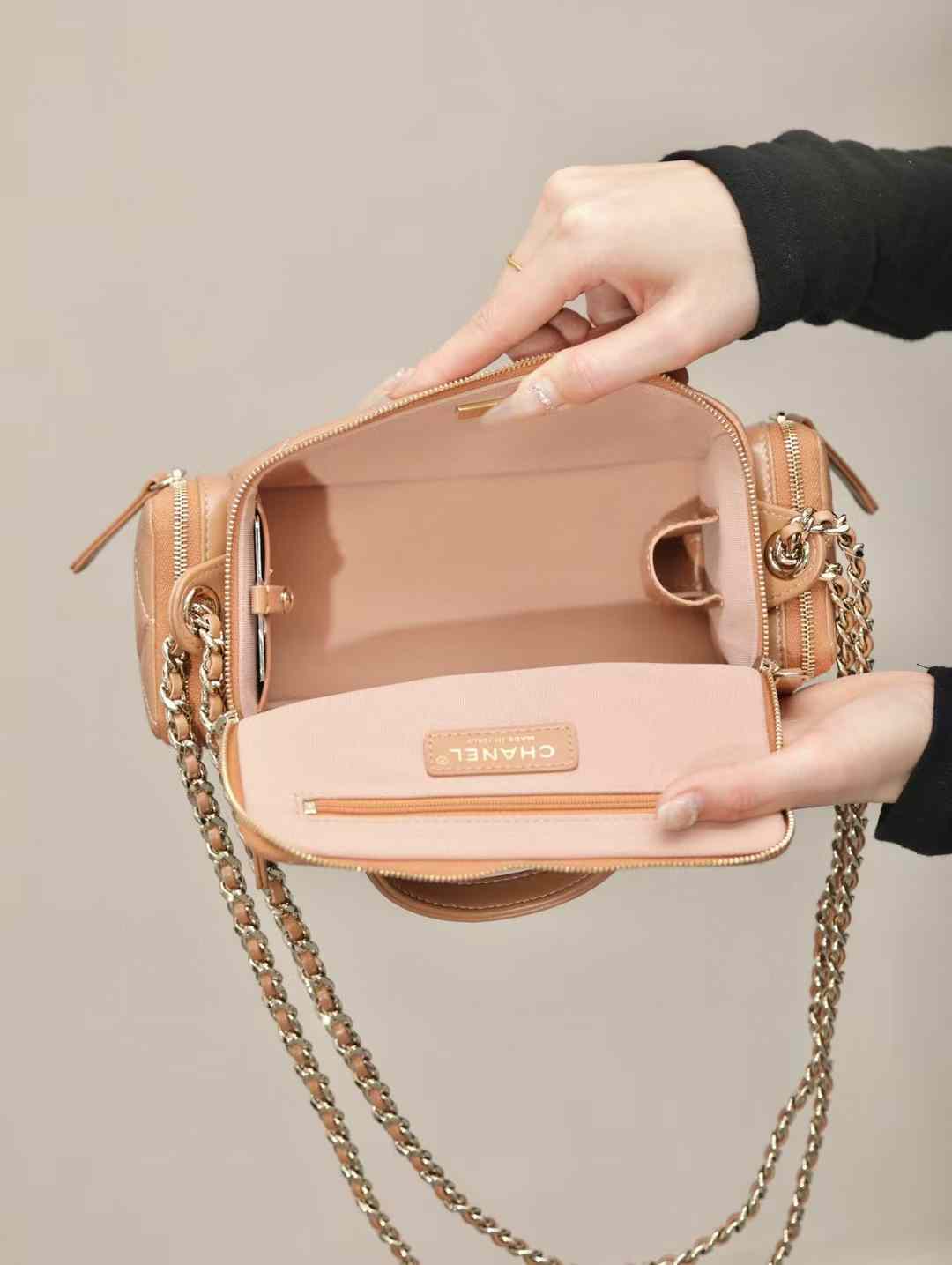 CHANEL 24K 秋冬保齡球相機包 兩色