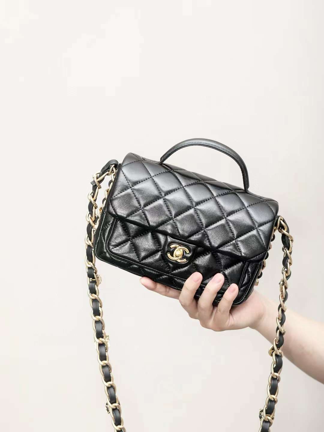 CHANEL 24A 手柄口袋郵差包