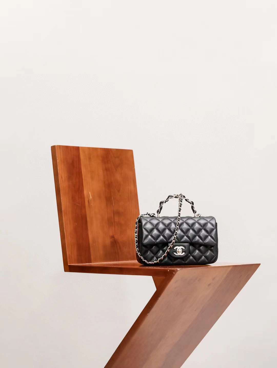 CHANEL 23K 手腕羊皮CF口蓋包 黑色