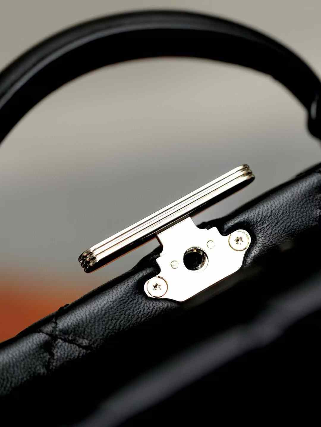 CHANEL 黑色菱格小羊皮硬箱手提晚宴包