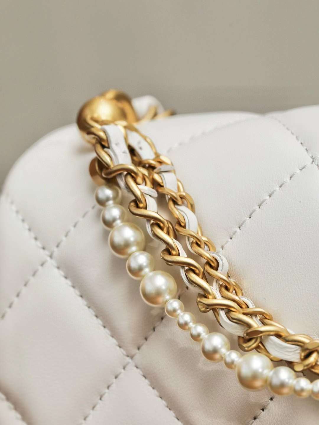 CHANEL 24P CF 珍珠鏈條羊皮口蓋包 方胖子/大MINI 白色