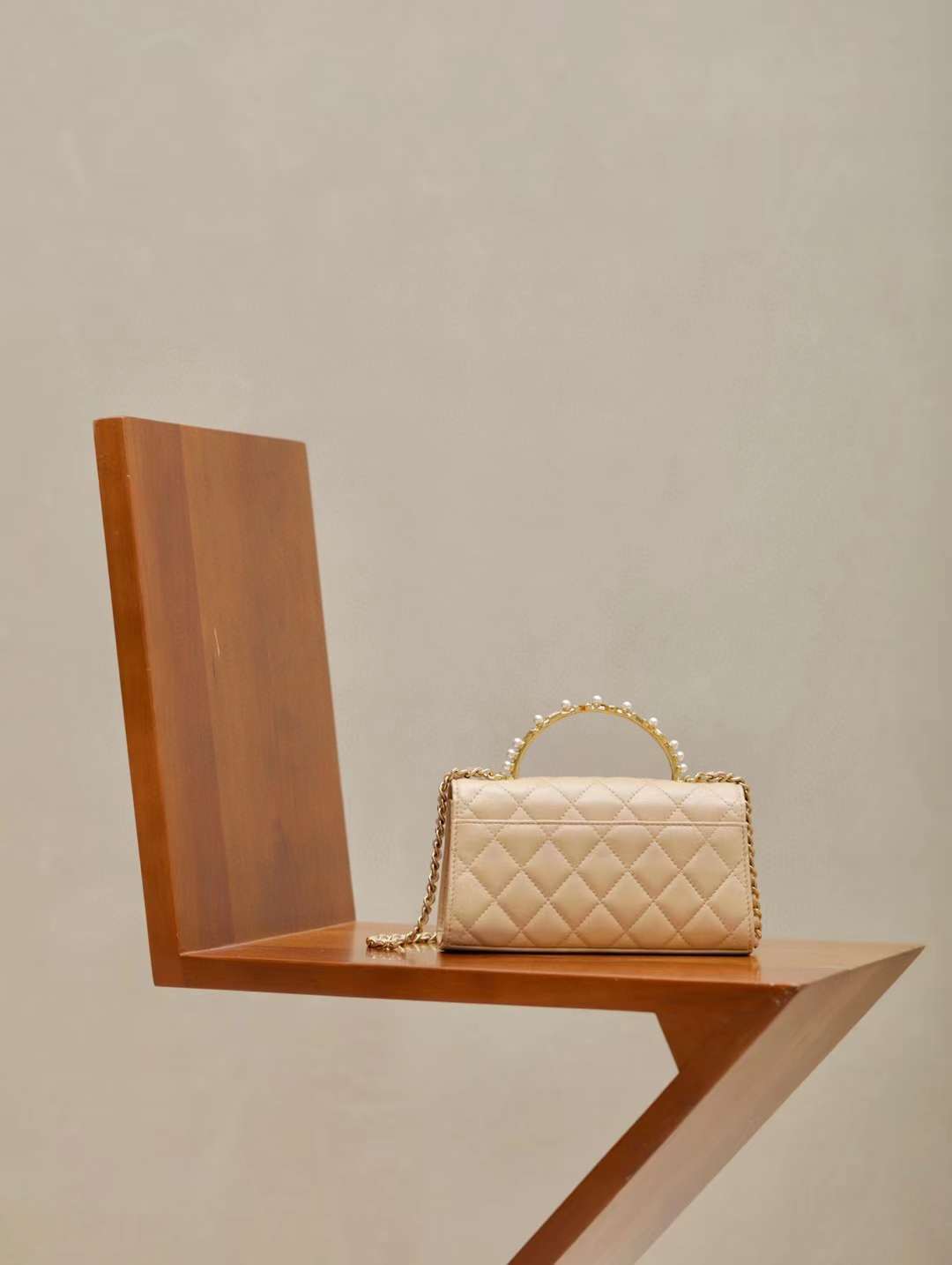 CHANEL 23B 金屬珍珠手腕KELLY包 杏色 (兩款)