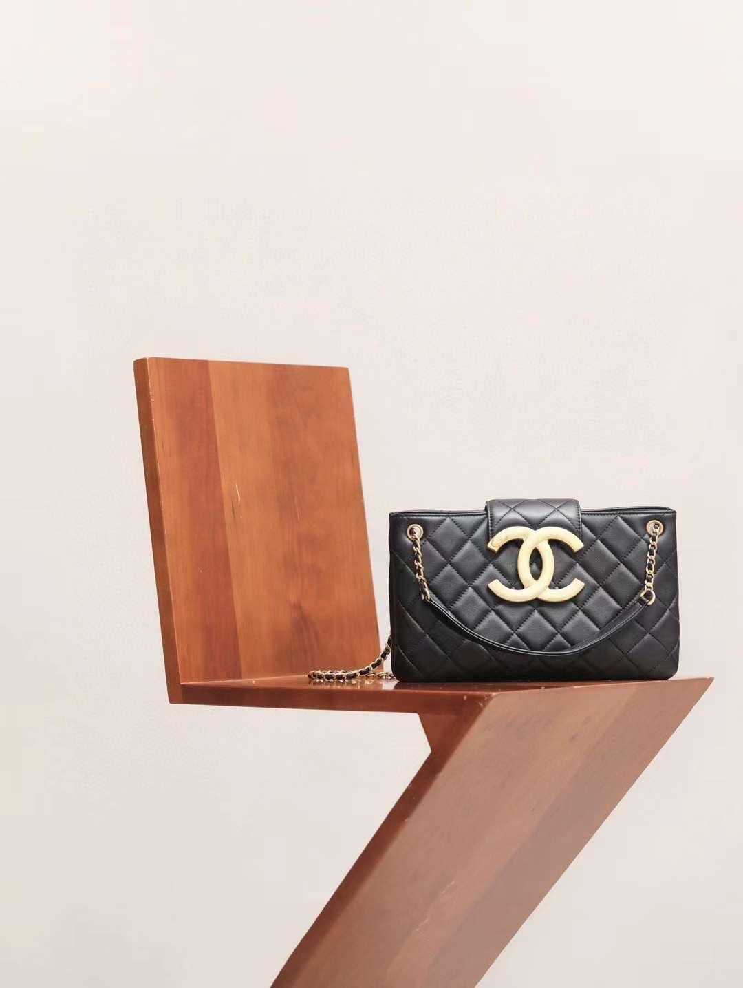 CHANEL 24C 大LOGO 橫款斜背包 大號 黑色