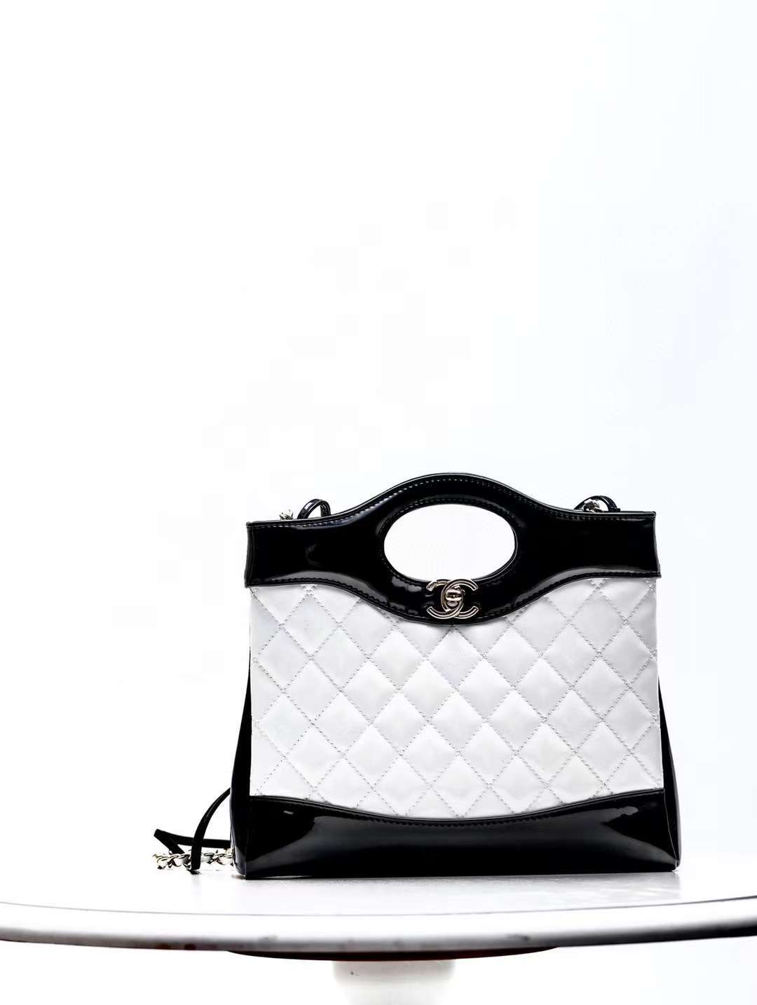 CHANEL 23A 31MINI SHOPPING BAG 經典中古側背包 黑白配色