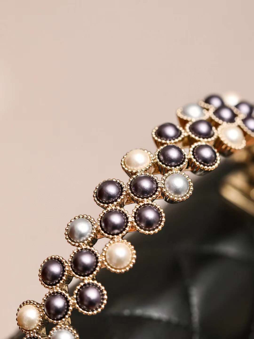 CHANEL 24P 金屬珍珠手腕橫版 KELLY WOC 黑色