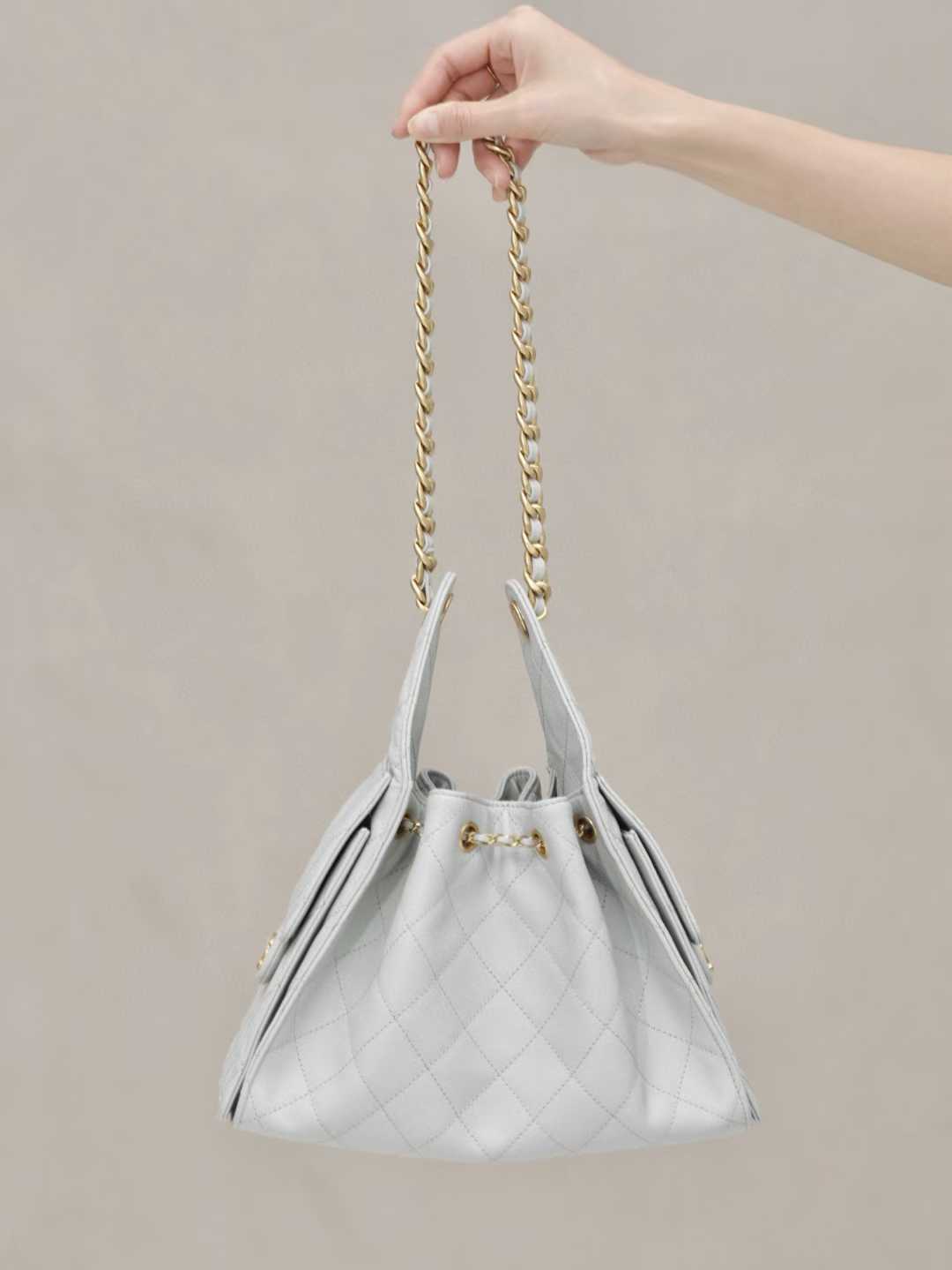 Chanel 25C hobo 抽繩水桶包 早春系列 淺藍灰魚子醬