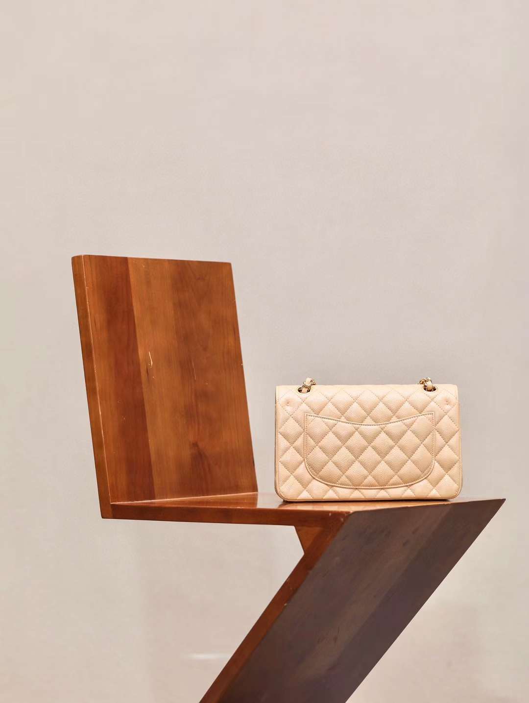 CHANEL CF23 經典杏色魚子醬金釦口蓋包