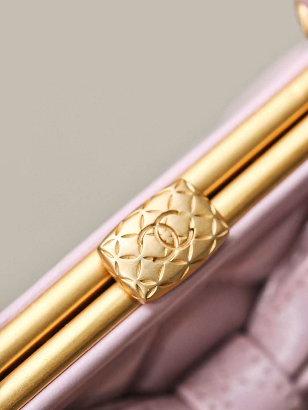 CHANEL 24A 蝴蝶結迷你鍊條包 (三色)