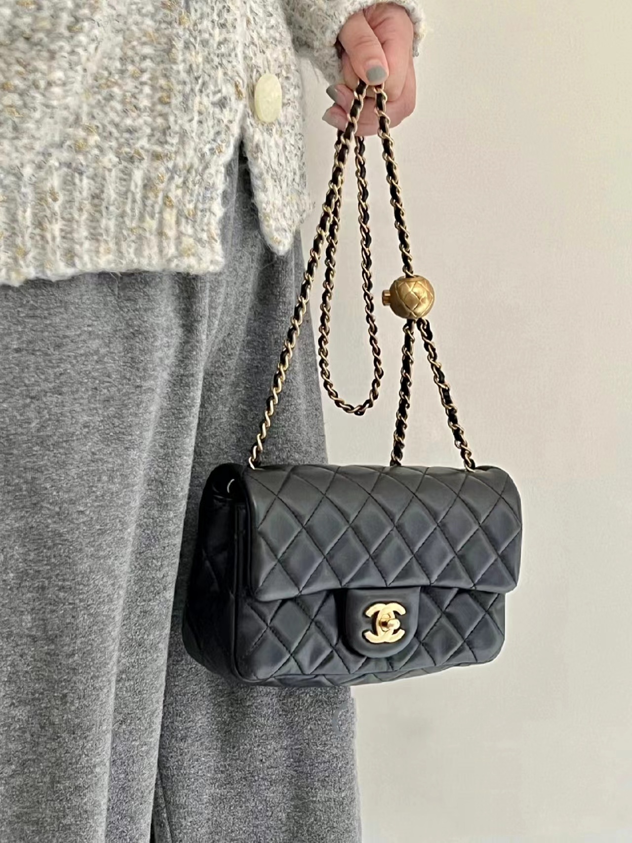 CHANEL 23K 經典CF金球 20CM 黑羊皮口蓋包