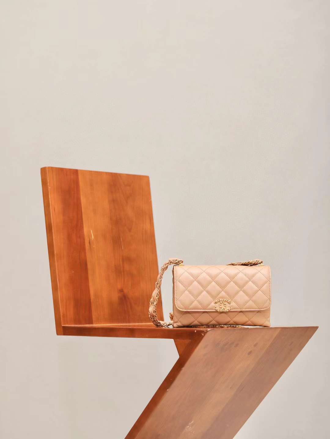 CHANEL 23K 粗鏈條19BAG牛皮WOC豆腐包 18.5CM 杏色