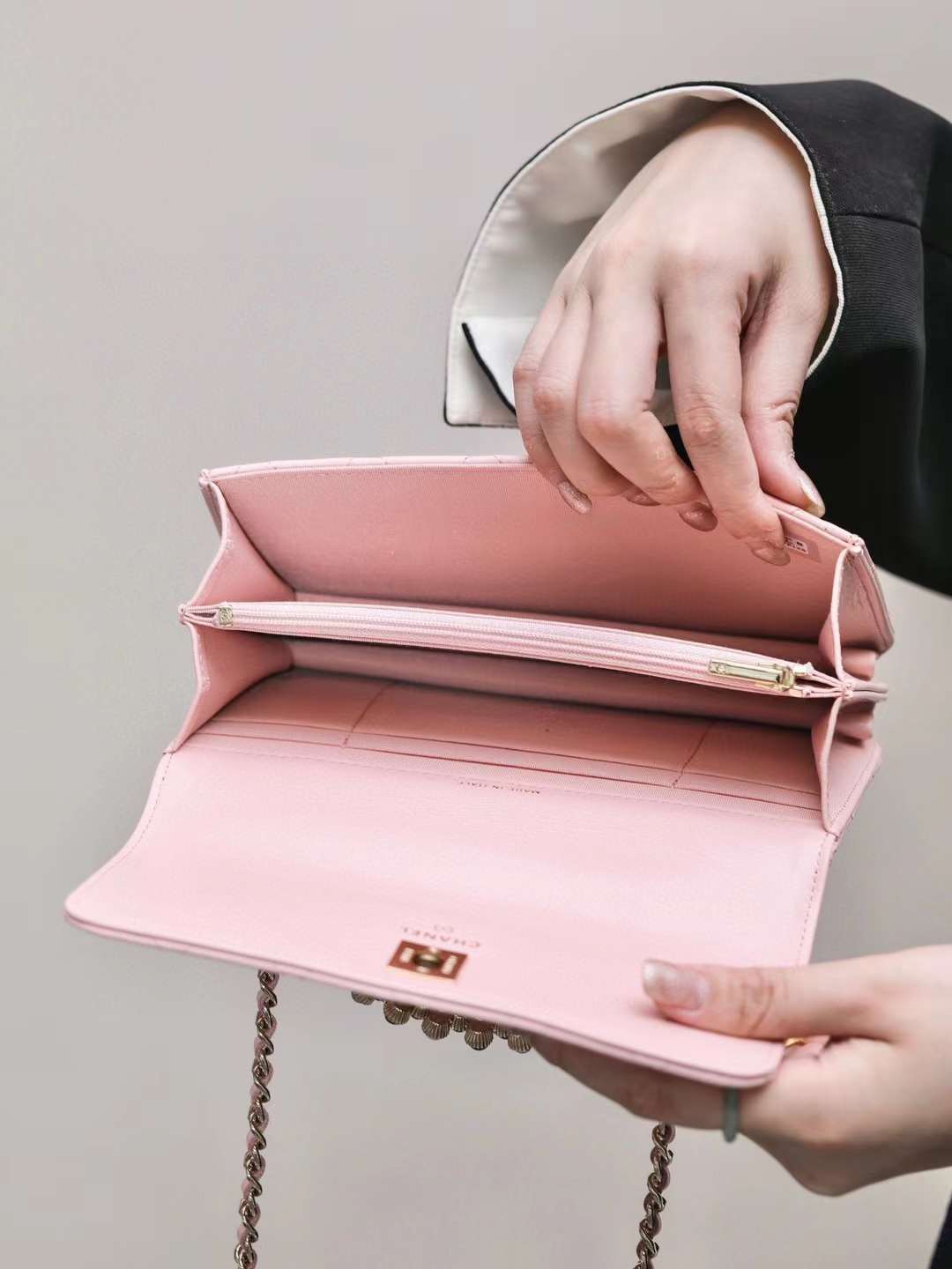 CHANEL 24P 金屬珍珠手腕橫版 KELLY WOC 粉色