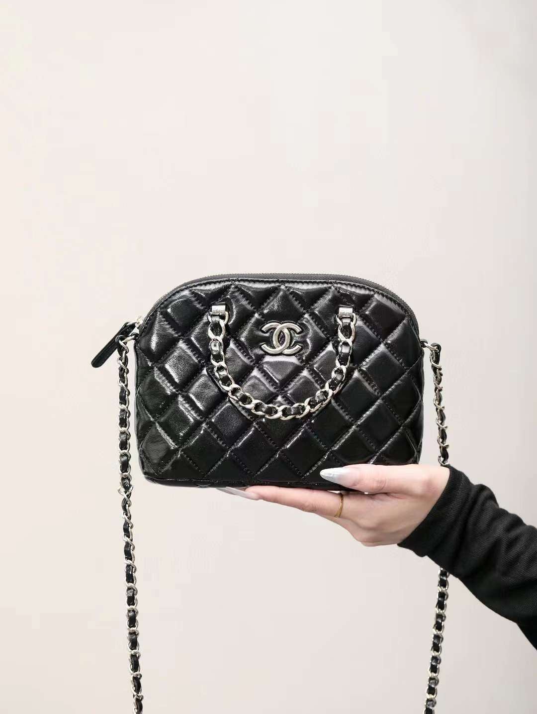 CHANEL 24B 羊皮斜挎貝殼包