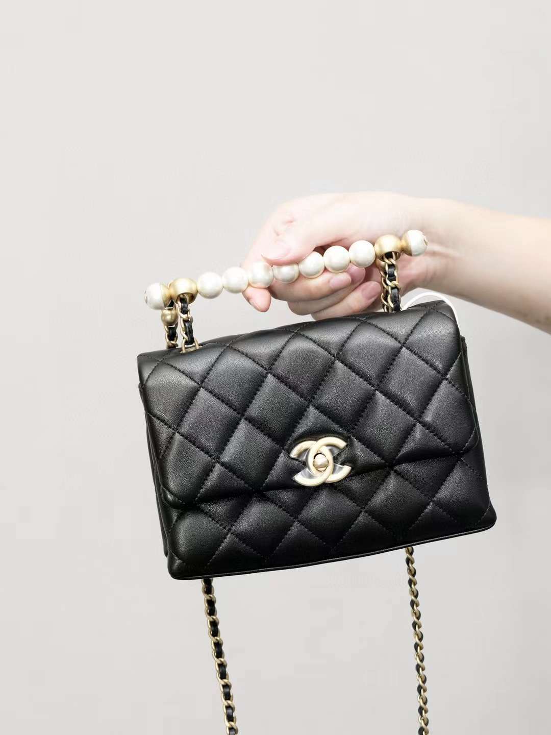 CHANEL 24A 珍珠橫手柄口蓋包 黑色