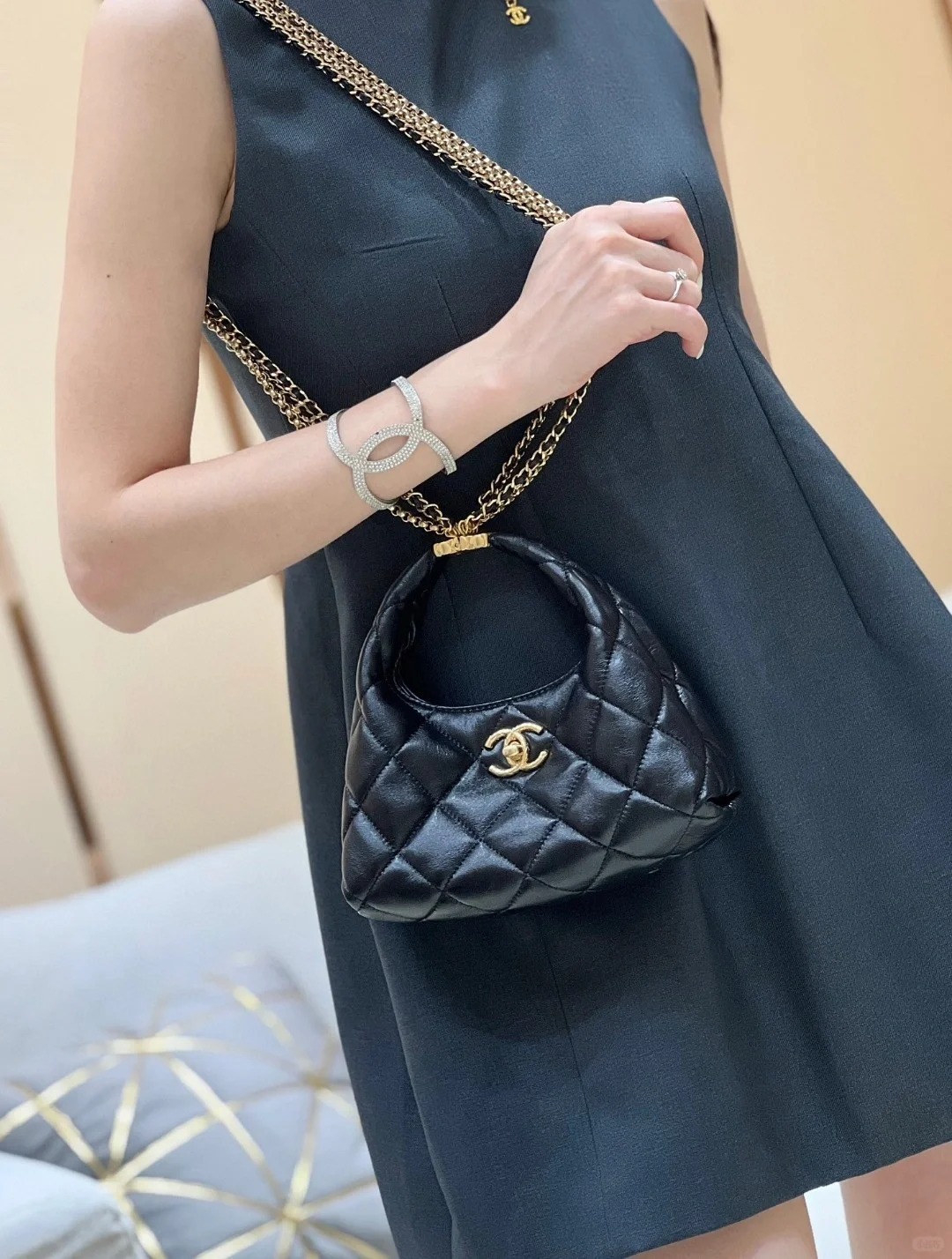 CHANEL 24A 金屬流蘇鏈HOBO鍊條包