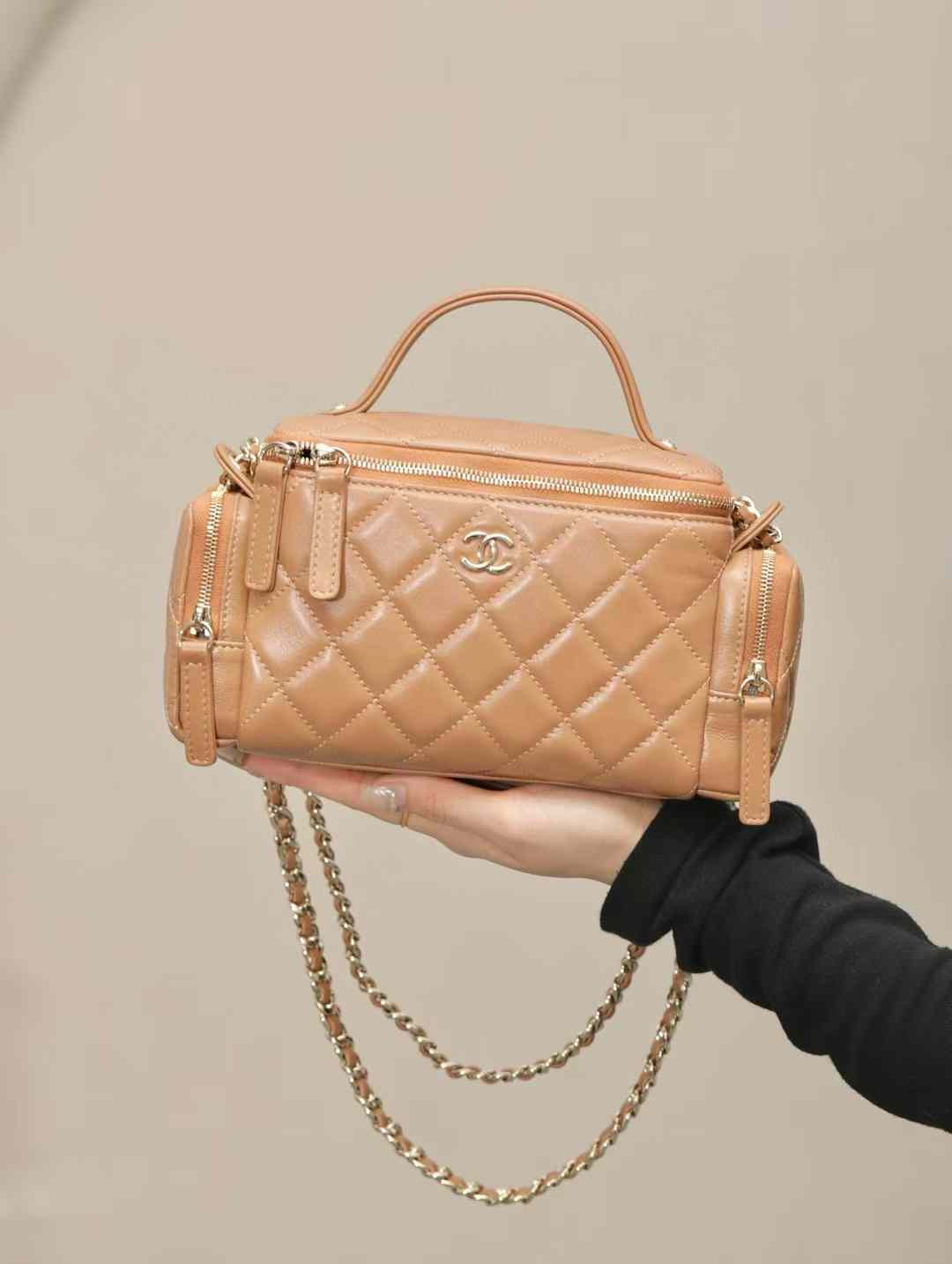 CHANEL 24K 秋冬保齡球相機包 兩色