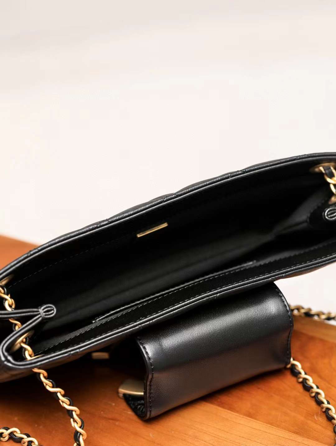 CHANEL 24C 大LOGO 法棍包 黑色