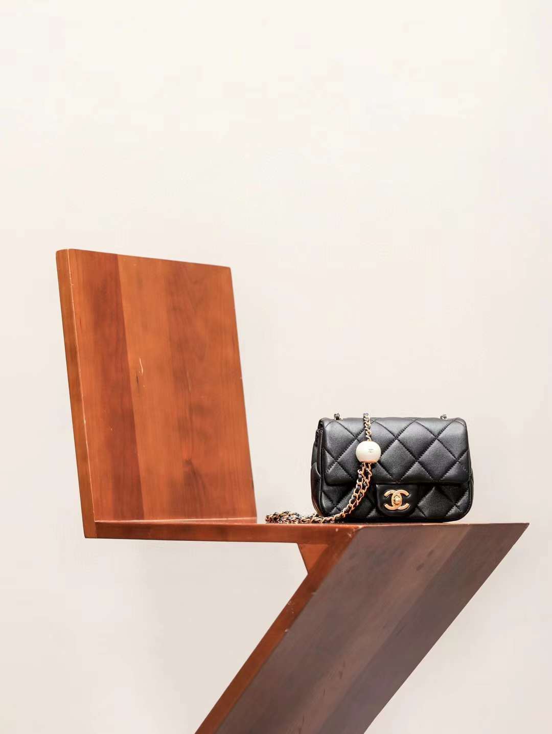 CHANEL 24S 珍珠調節釦CF羊皮口蓋包 方胖子/大MINI 黑色