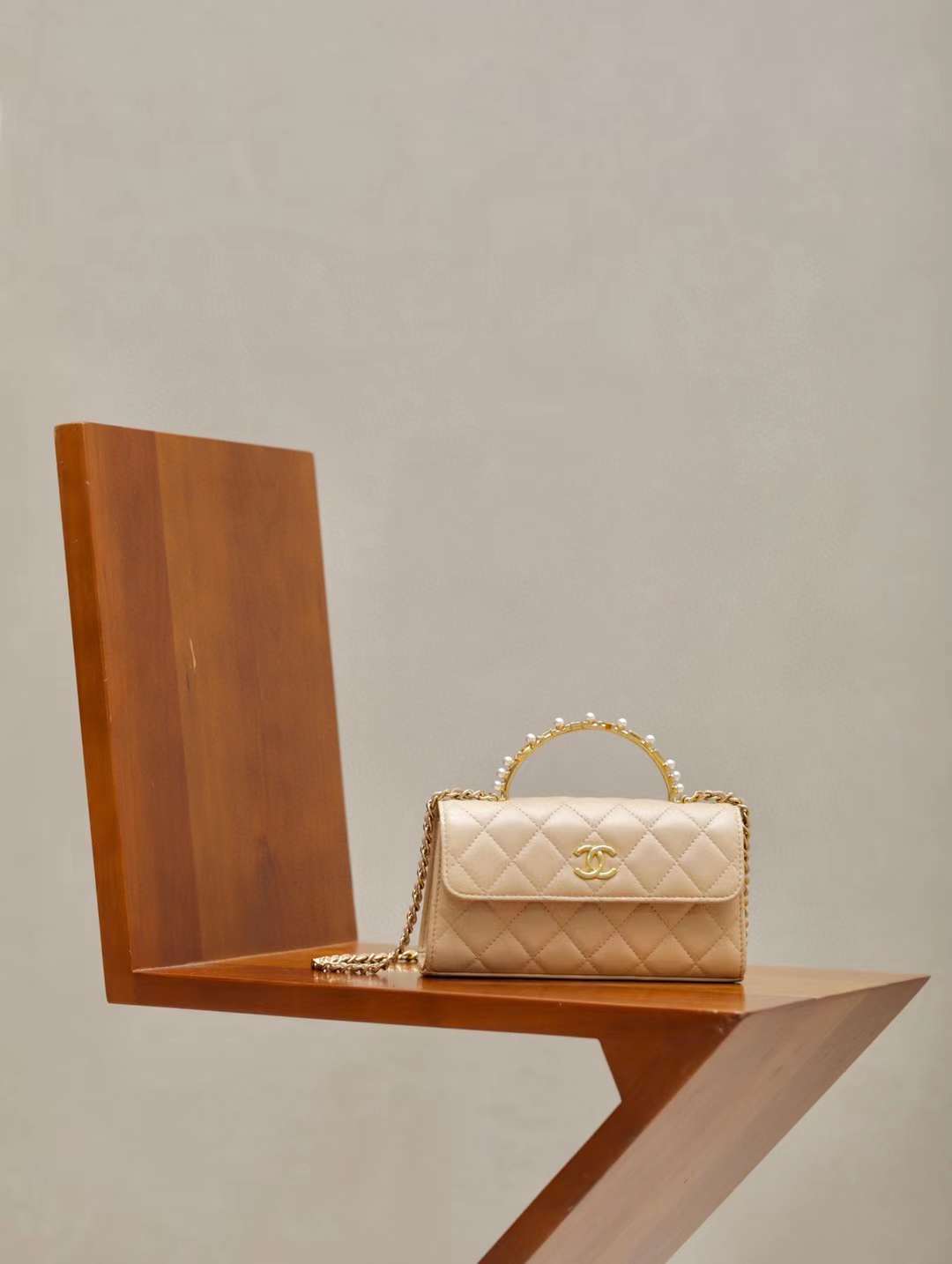 CHANEL 23B 金屬珍珠手腕KELLY包 杏色 (兩款)