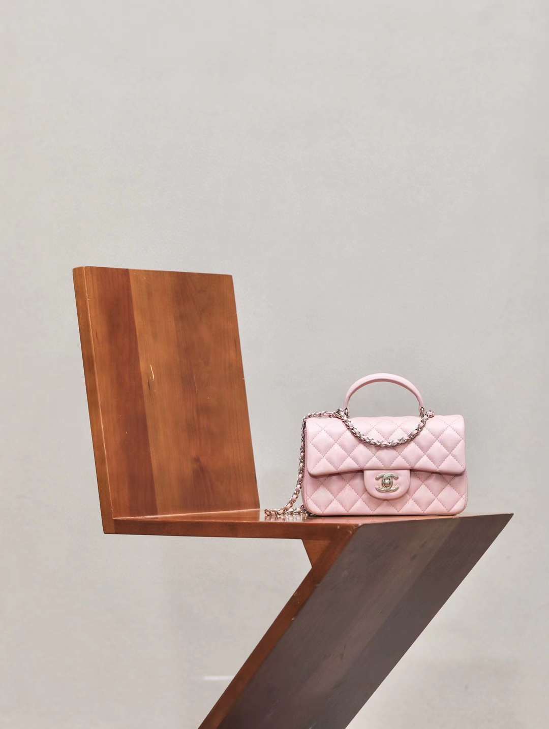 CHANEL 大MINI CF 經典手柄粉羊皮口蓋包