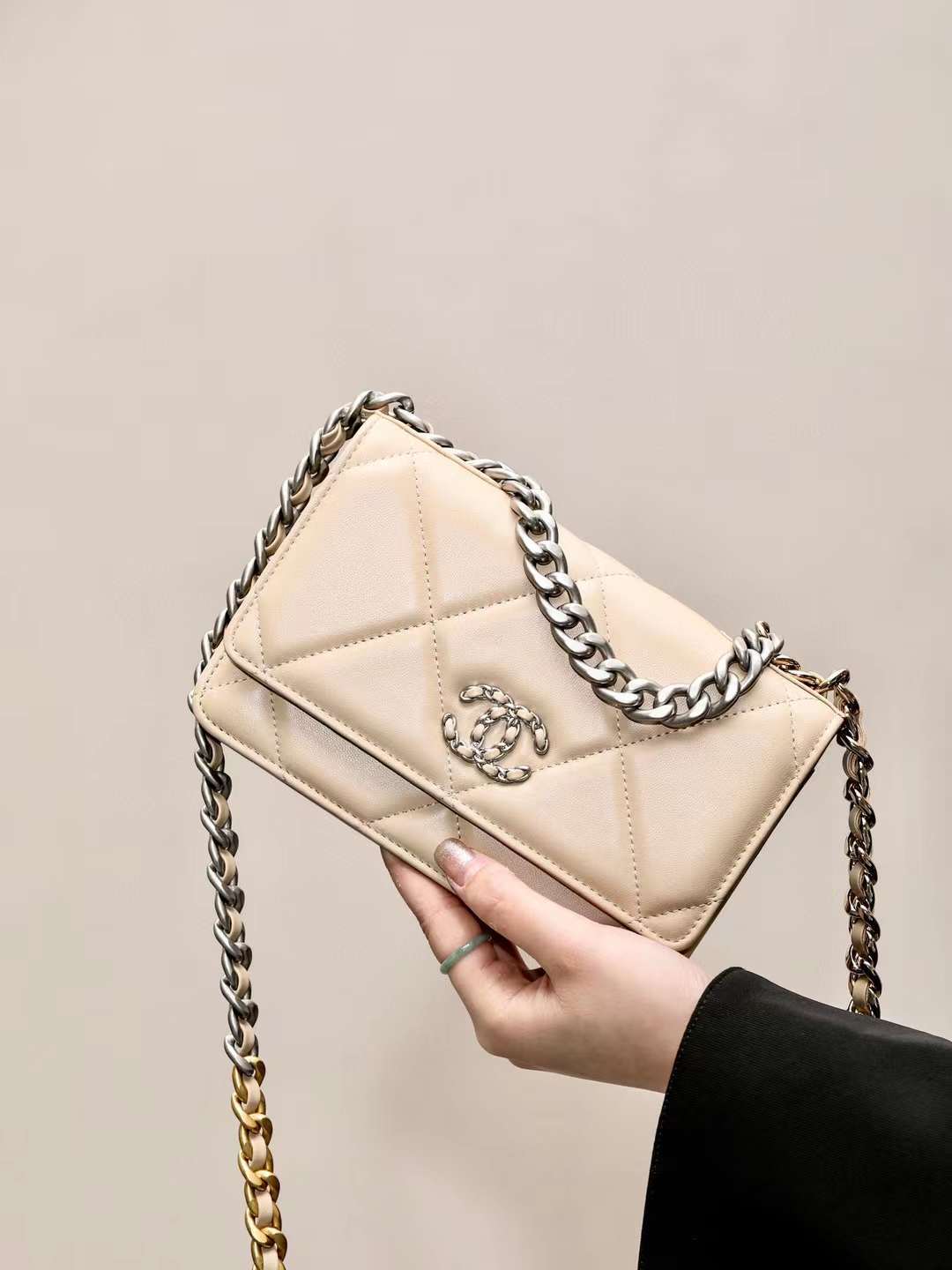 CHANEL 19經典 羊皮金銀雙色WOC 杏色鍊帶包