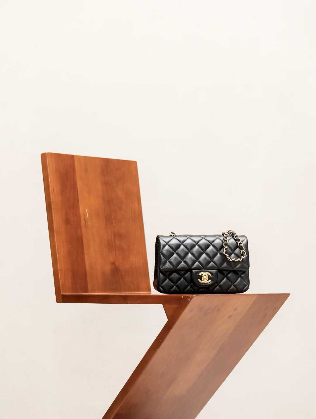 CHANEL 大 MINI 羊皮