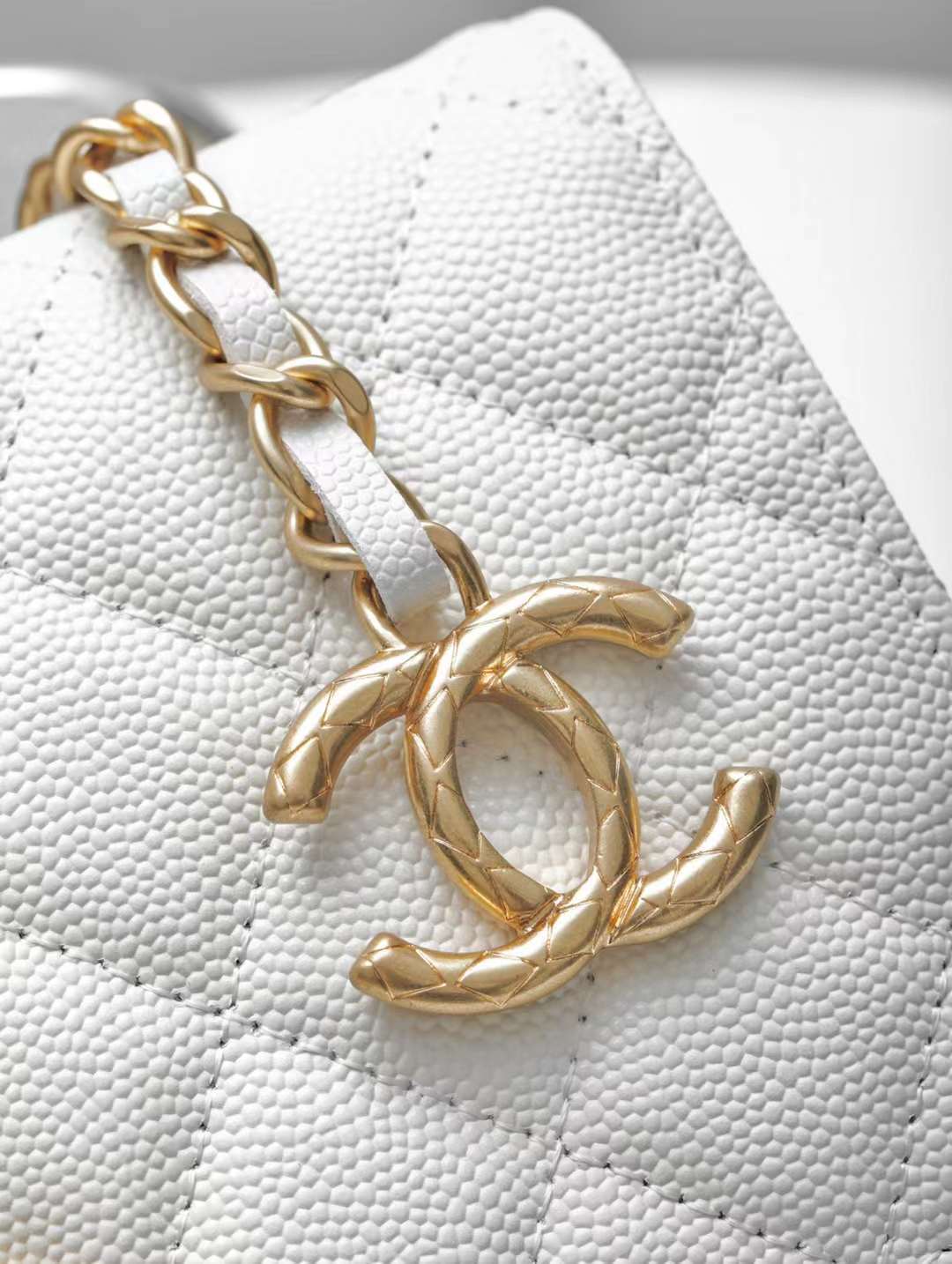 CHANEL 23B 新款兩段調節鏈條魚子醬WOC包 白色