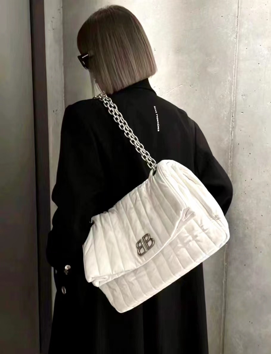 BALEN_GAGA MONACO 豎紋蓬蓬包白銀中號