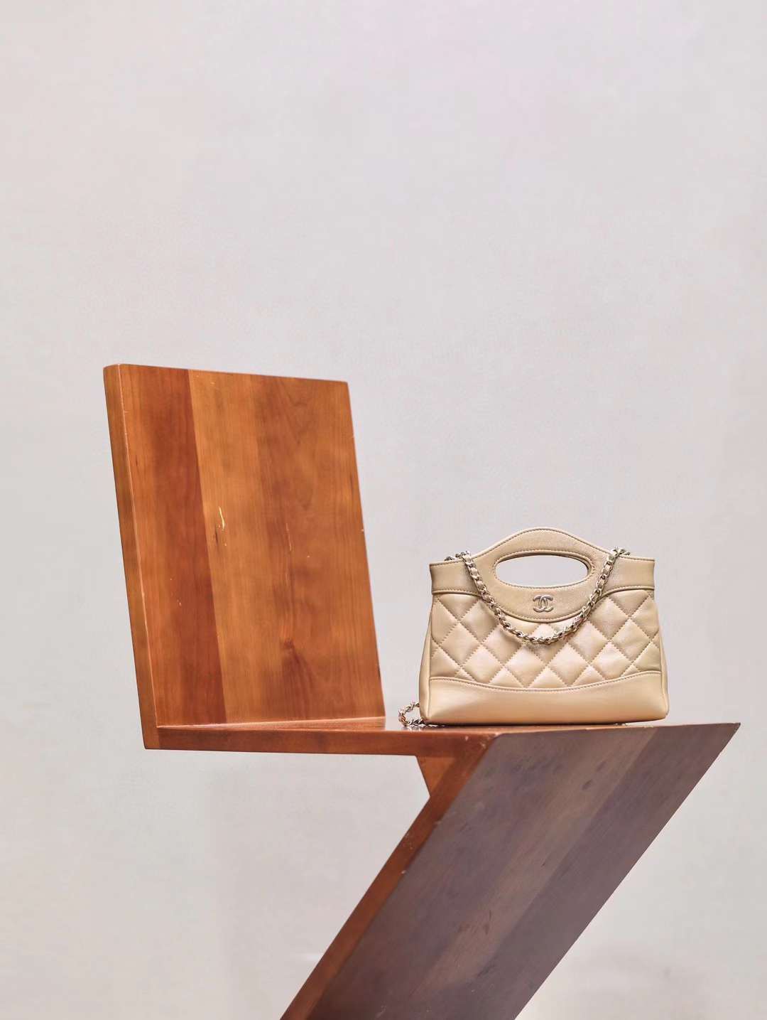 CHANEL 24S 31 NANO 油蠟羊皮經典側背包 杏色